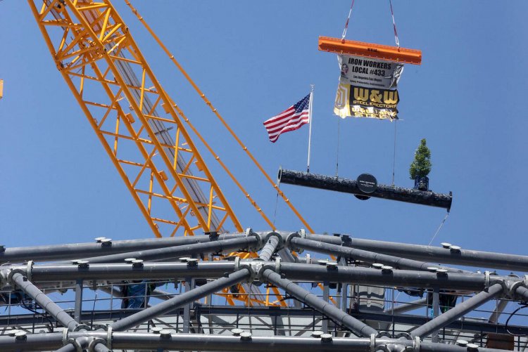 Construction crews top off MSG Sphere entertainment venue