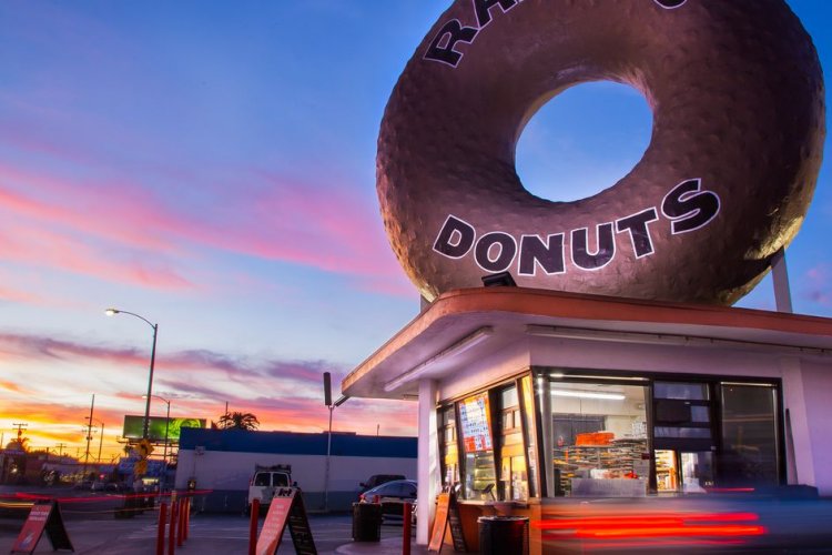 World&Famous Randy’s Donuts Finally Rolls into Las Vegas